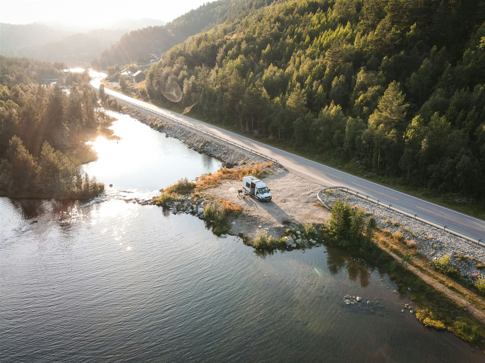 Kamper na tle rzeki i lasów Pomorza o świcie