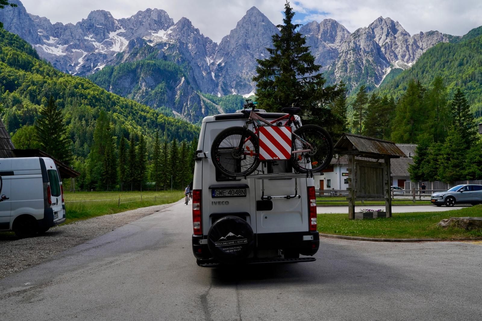 Iveco Daily na postoju w górskiej dolinie, rower na tylnym bagażniku