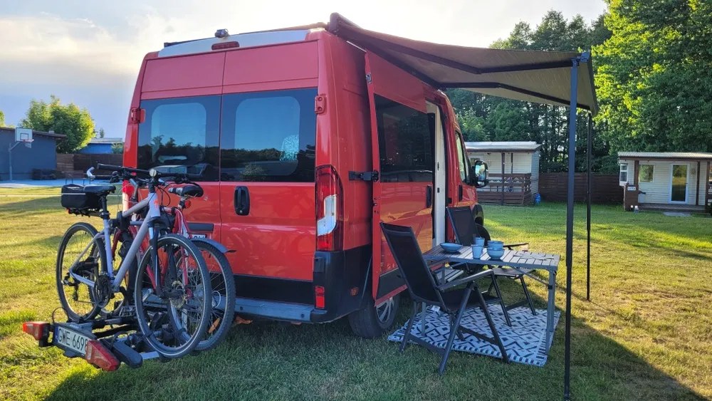 Bagażnik rowerowy zamontowany z tyłu kampera, gotowy na trasę